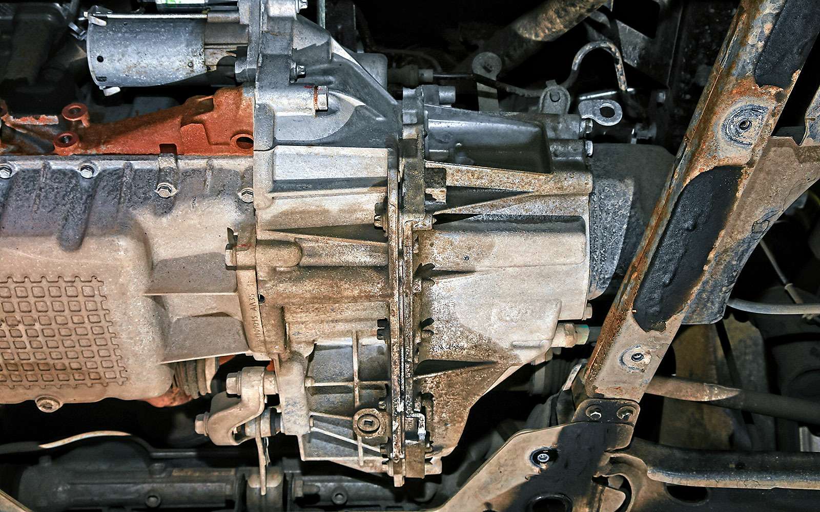 8. лада веста 2019 стык коробки с двигателем вид снизу. болт крепления кронштейна кпп лада веста. как снять коробку на весте. крышки картера сцепления 21129.