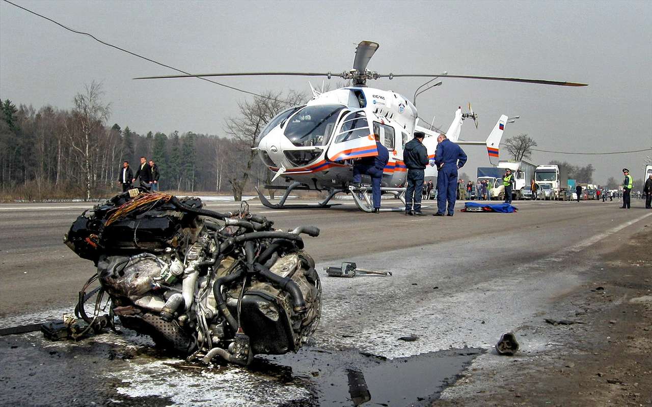 Медицинский вариант гражданского вертолета оборудован громкой связью для предупреждения водителей о предстоящей посадке. Для нее требуется площадка диаметром 30 метров. Диаметр несущего винта – 11 метров. Мощность двух двигателей – 760 л.с., максимальная скорость – 275 км/ч.