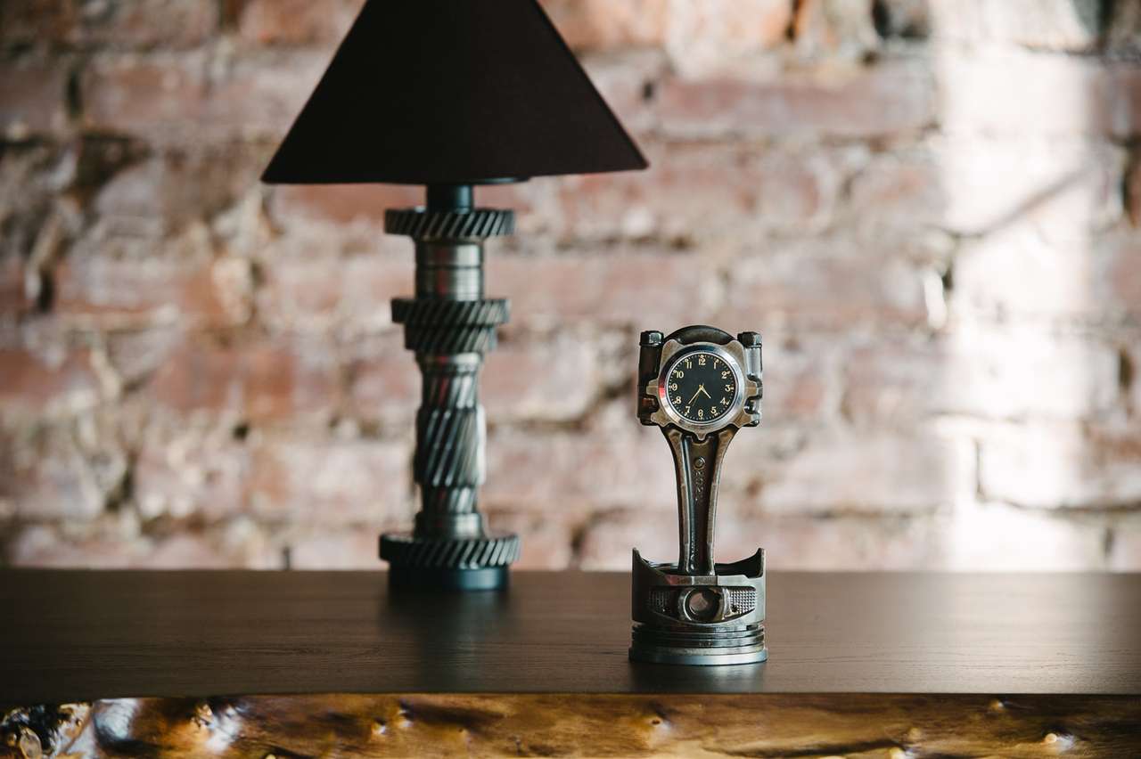 В России появилась мебель из деталей машин и мотоциклов