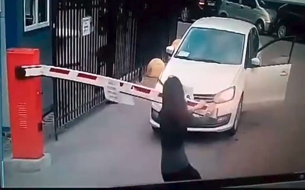 Неравный бой девушки со шлагбаумом попал на видео