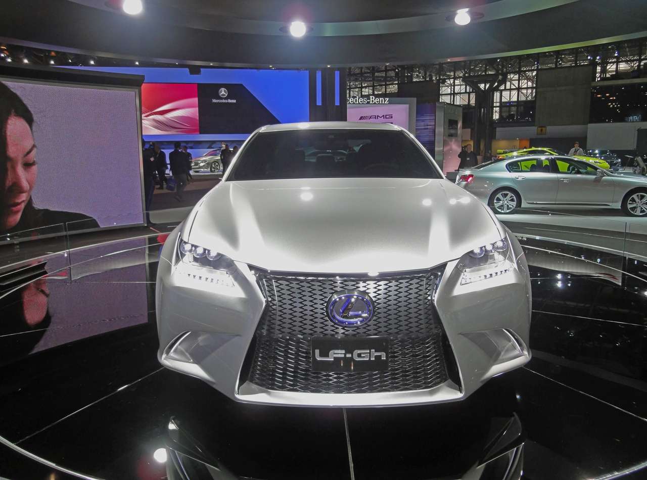 Lexus показал внешность нового седана (ВИДЕО)