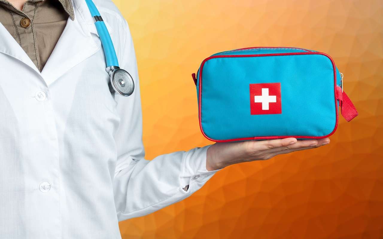 Ножницы, жгуты, турникеты — чего еще не хватает в автомобильной аптечке?