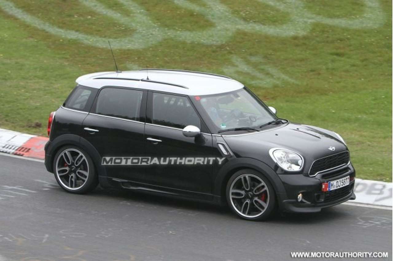 Еще один Mini John Cooper Works попал в объектив фотокамер