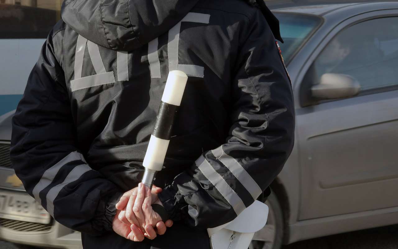 Видим инспектора ДПС на дороге – волноваться или радоваться? Опрос «За рулем»