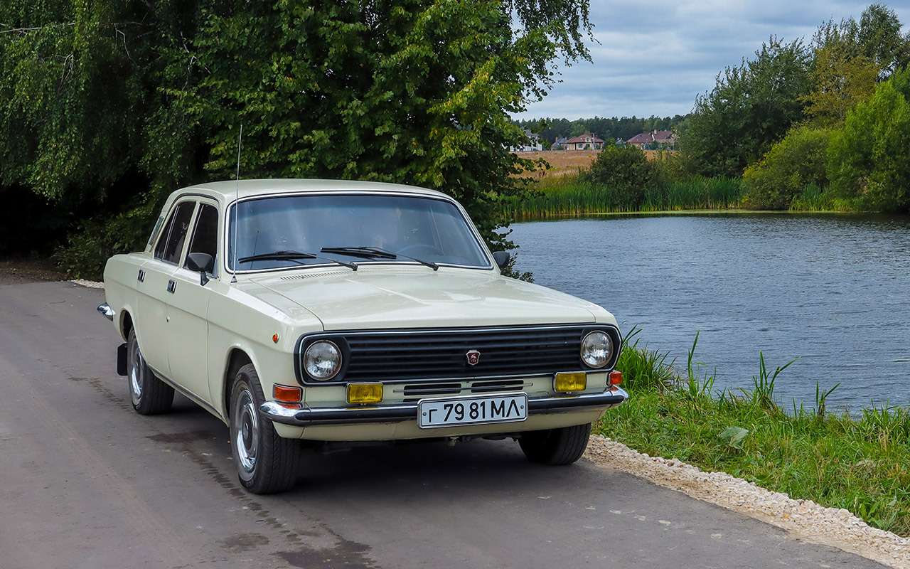 Опознать ГАЗ‑24-10-051 легко по хромированным колпакам и тонированным стеклам.