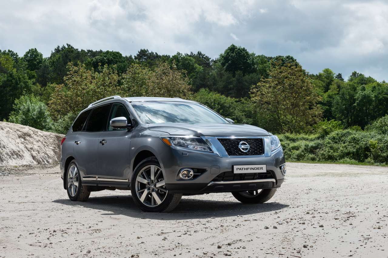 «Ниссан-Пасфайндер» в четвертом поколении получил более зализанный кузов, раздался в длину и ширину, почти не изменился в высоту. А вот дорожный просвет уменьшился с 215 до 188 мм