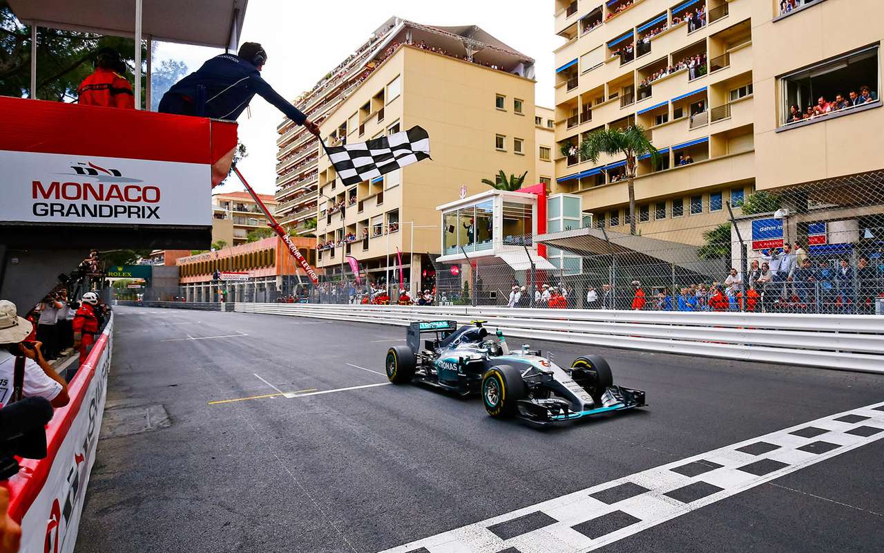 Клетчатый флаг – давно уже бесполезная вещь, но заботливо сохраняется как стародавняя традиция и элемент шоу.