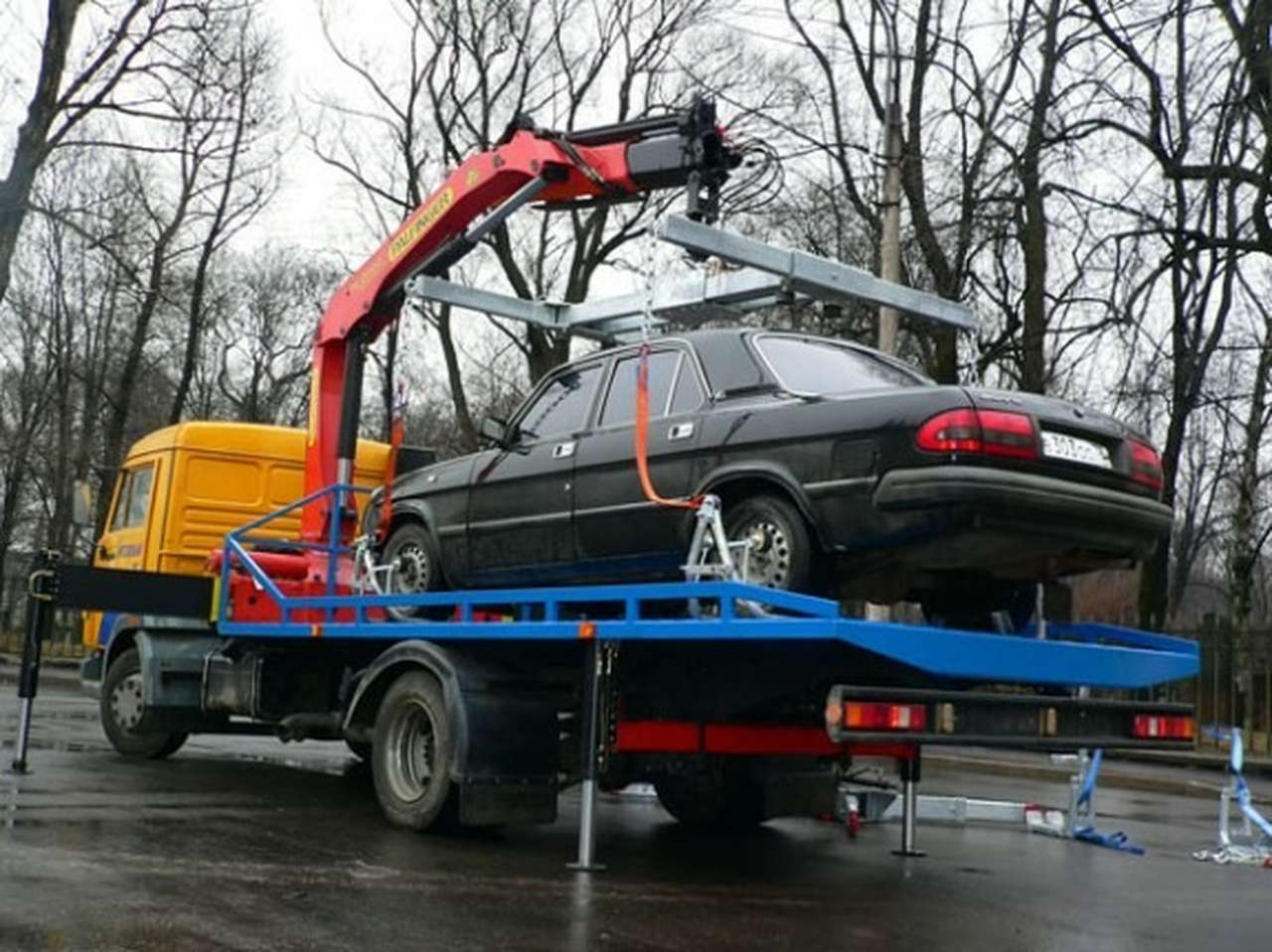 Глава УГИБДД по Тверской области ответит за то, что заполнял штрафстоянку жены