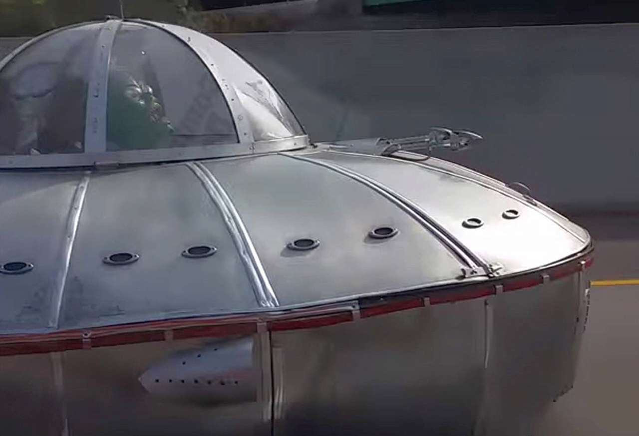 Автомобилист встретил на дороге НЛО и обогнал его