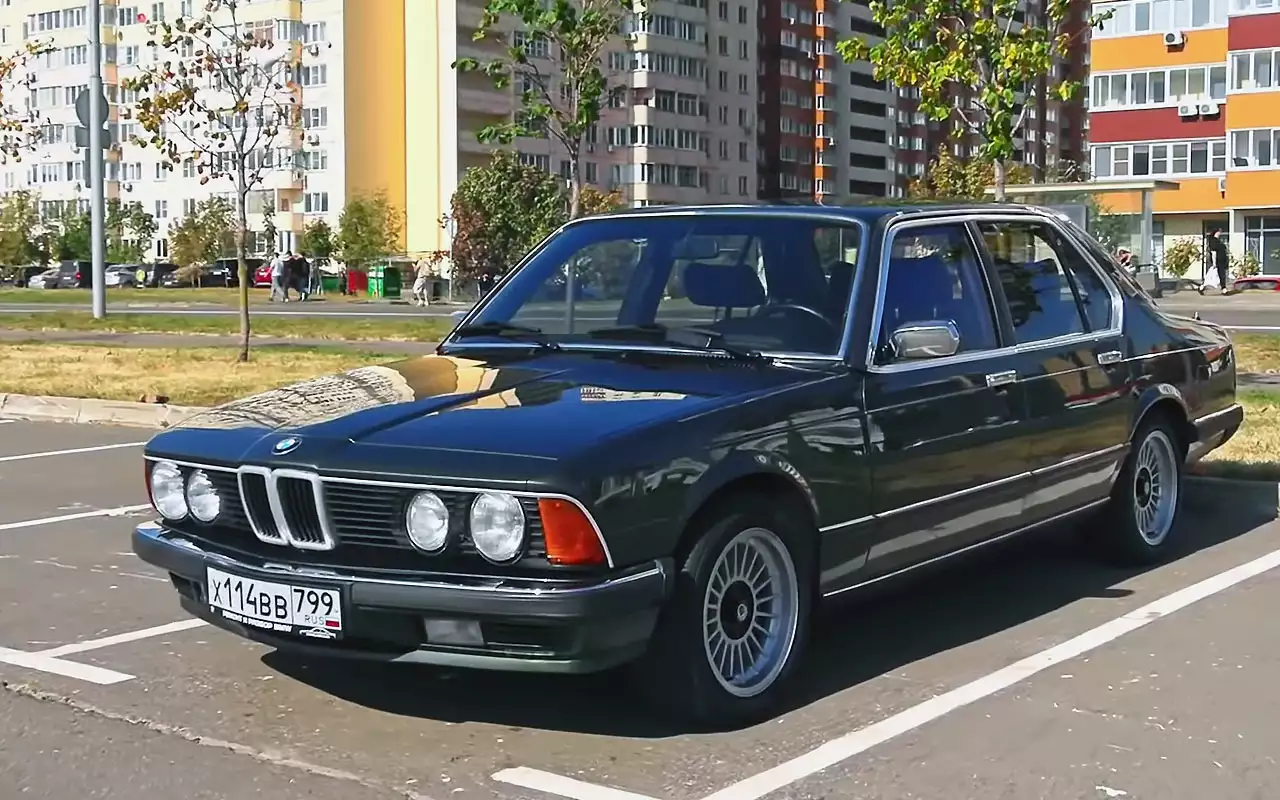 Паспортная максимальная скорость BMW Е23– 215 км/ч, разгон до 100 км/ч – 8 секунд.