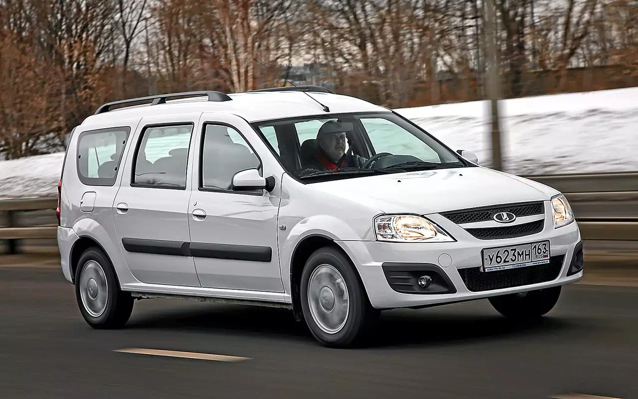 Лада Ларгус построен на платформе В0, при этом колесная база растянута до 2900 мм, что дало возможность получить просторный салон и огромный по вместительности багажник. А еще у Ларгуса есть семиместная модификация, что для автомобиля В-класса очень неплохо. Вначале, с 2012 года, автомобиль комплектовался французскими моторами, а два года назад в ходе рестайлинга Ларгус получил вазовские двигатели и коробки передач. Автомата у Ларгуса не было.