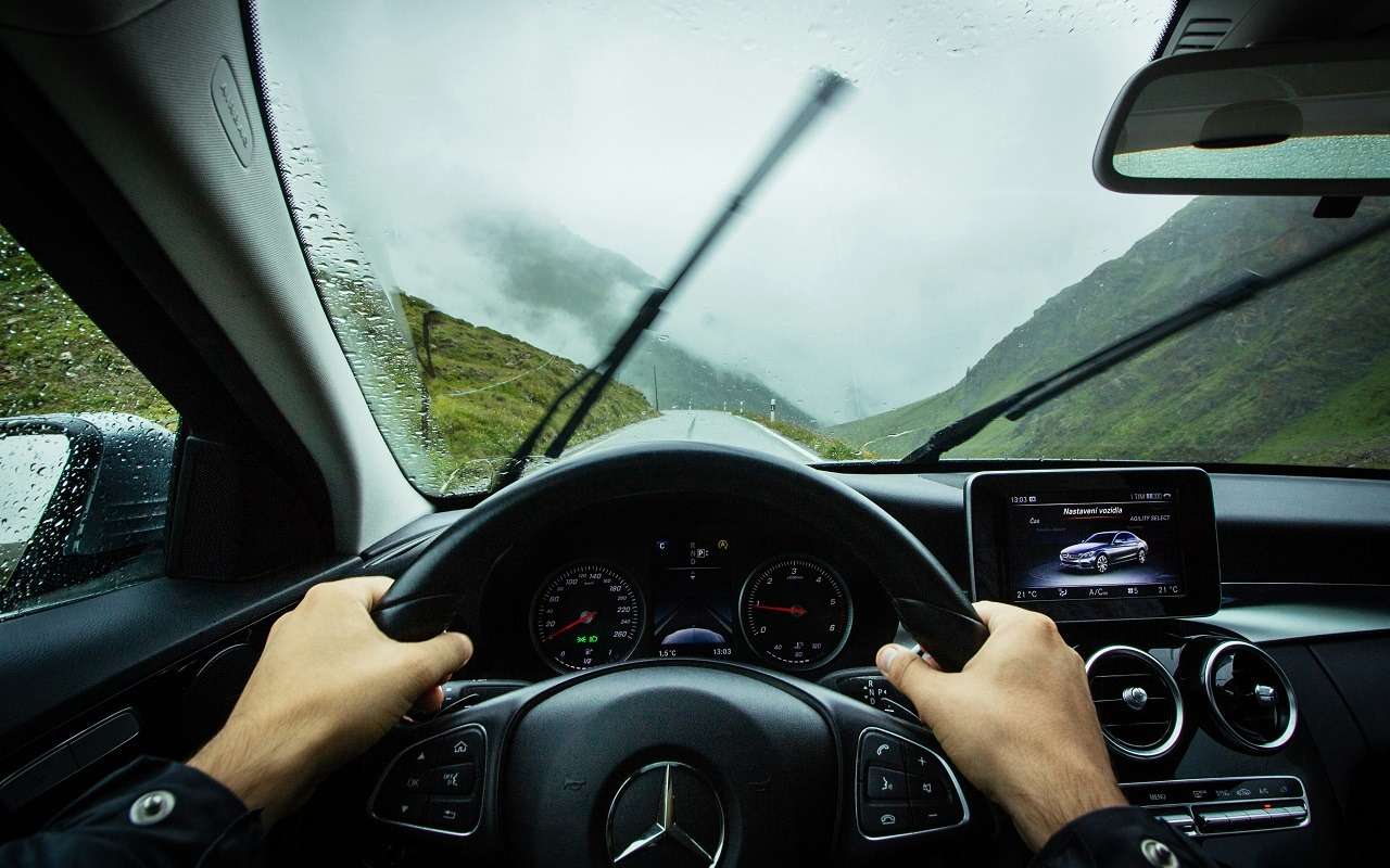 Это быстро приводит к аварии: что самое опасное для автомобиля в ливень