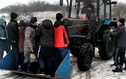 Из-за половодья людей перевозят в ковше трактора (видео)