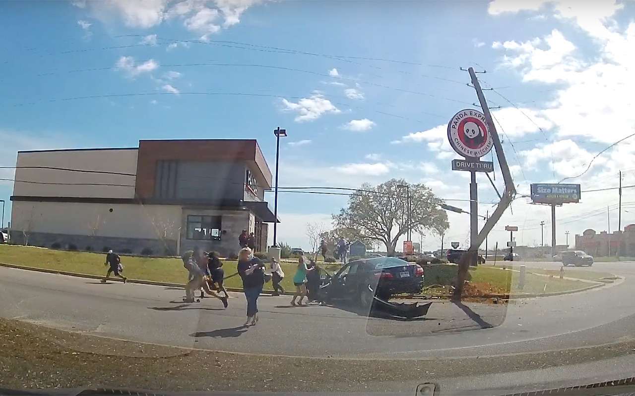 Вот так не повезло: сначала разбила машину, потом рухнул столб