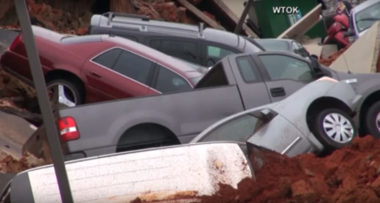 В США ушел под землю автомобильный паркинг (ВИДЕО)