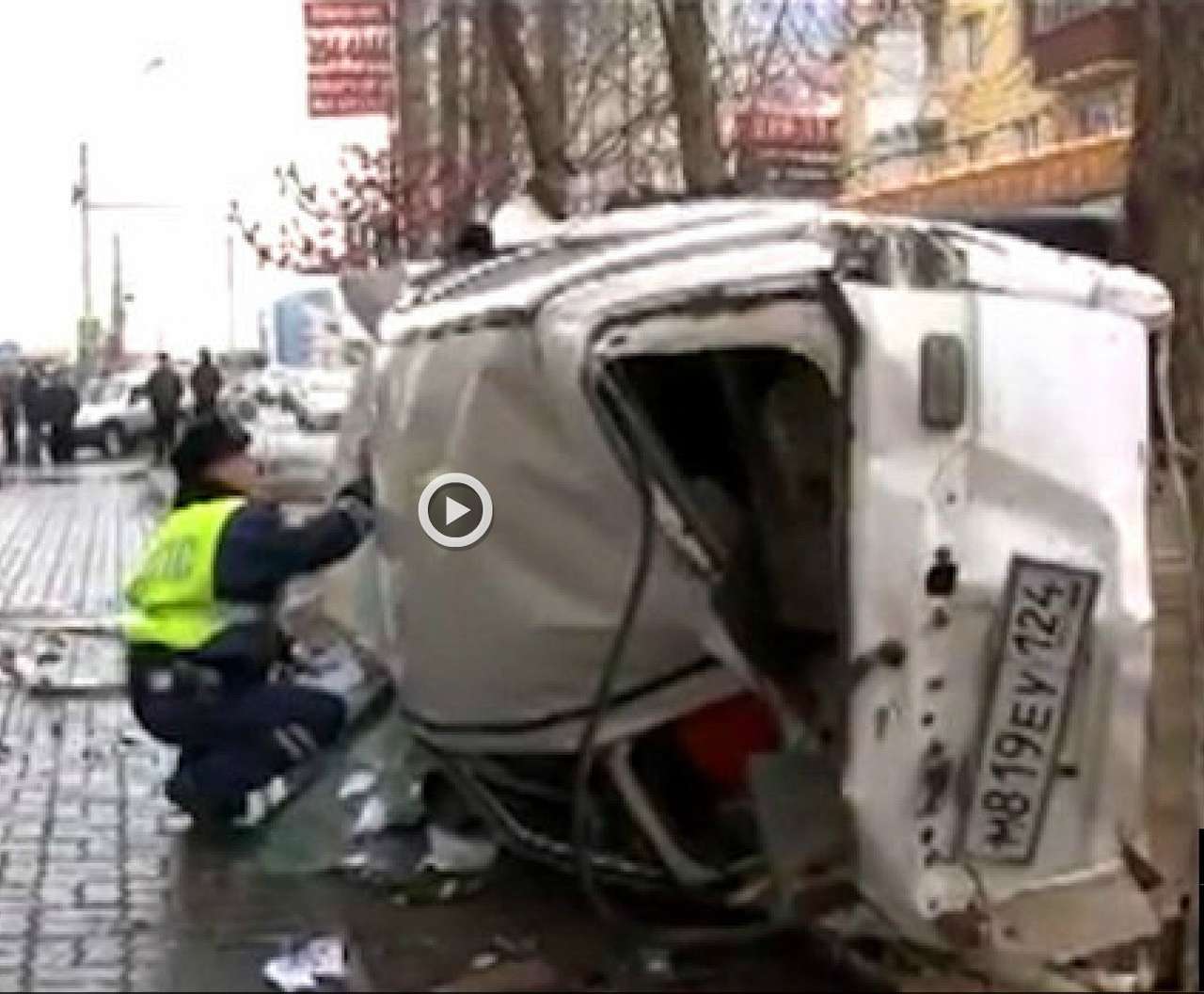 ДТП в Красноярске: Nissan взлетел на высоту второго этажа