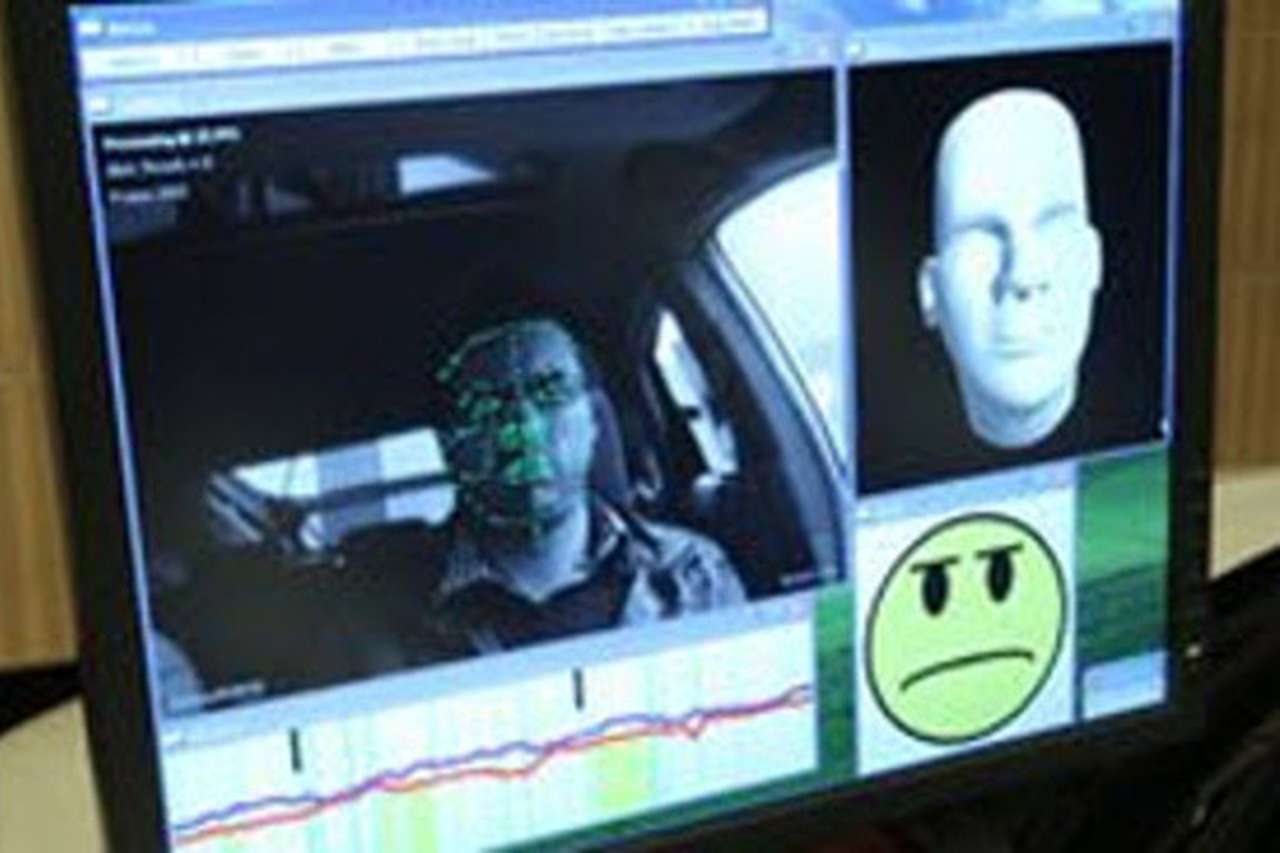 Данное ноу-хау может даже улучшить топливную экономичность. Как? Дисплей навигации будет гаснуть, если водитель на него не смотрит. Соответственно, уменьшится расход электроэнергии