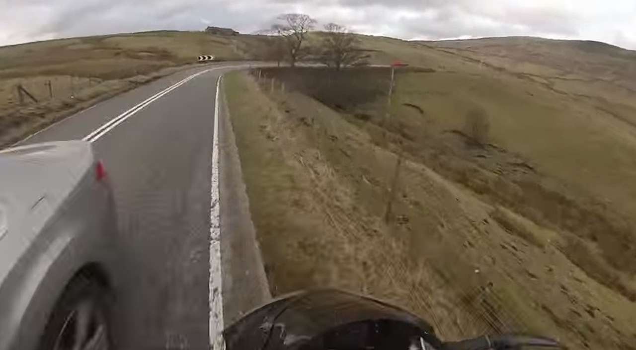 Мотоциклист уцелел, вылетев из седла на скорости 100 км/ч (ВИДЕО)