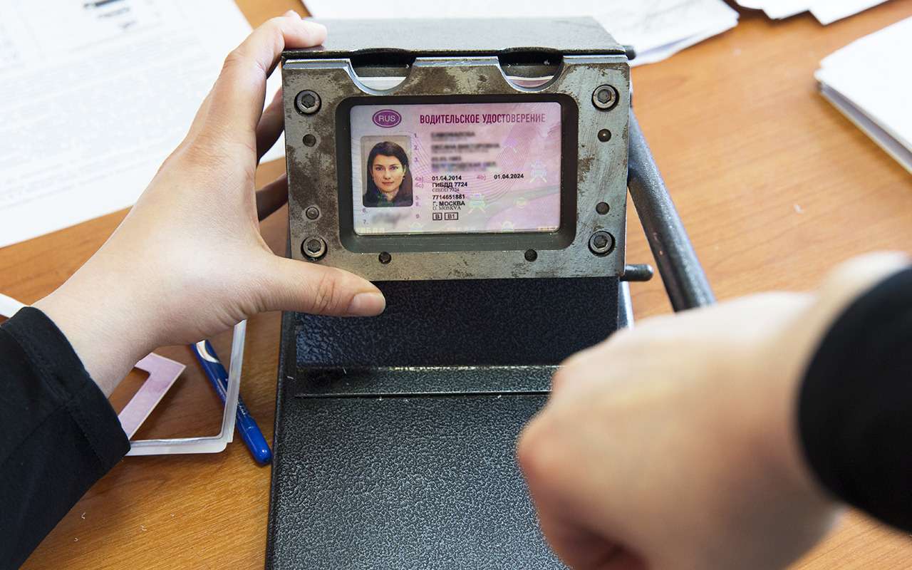 Россиянам чаще выдают водительские права и реже — лишают