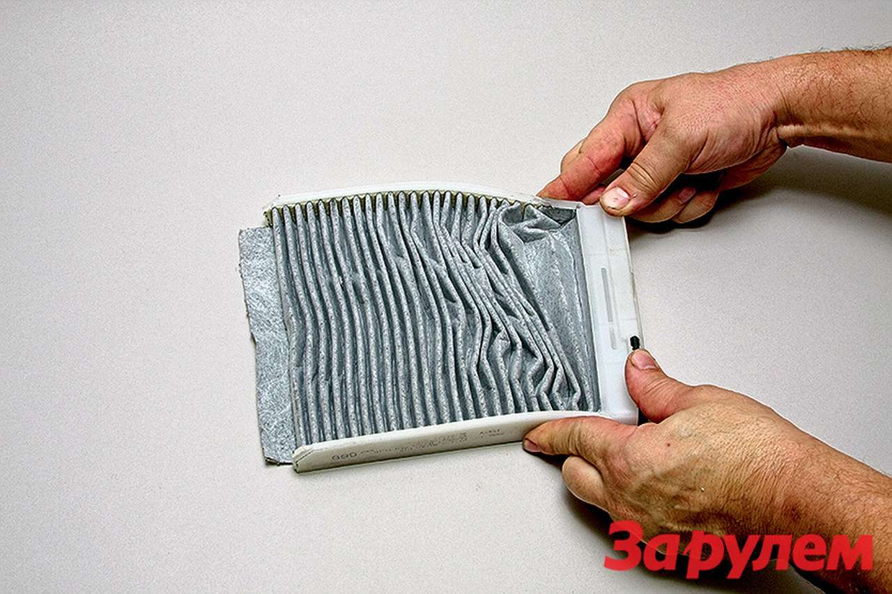 В ''Логане'' без шума и пыли: устанавливаем салонный фильтр