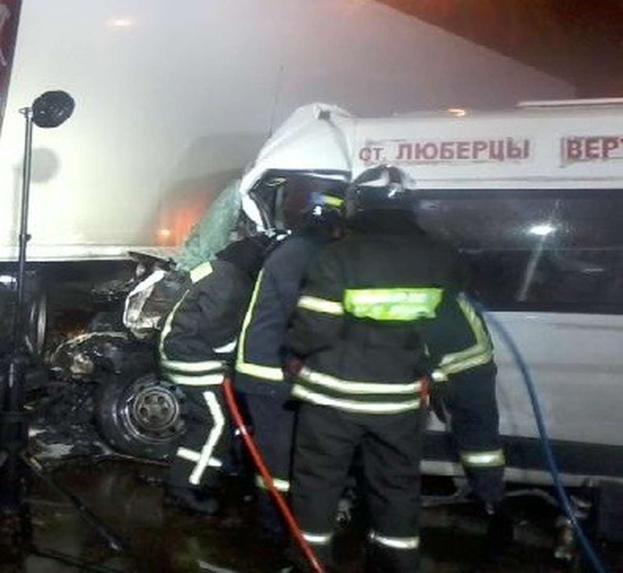 В ДТП с участием маршрутки и грузовика пострадали 8 человек