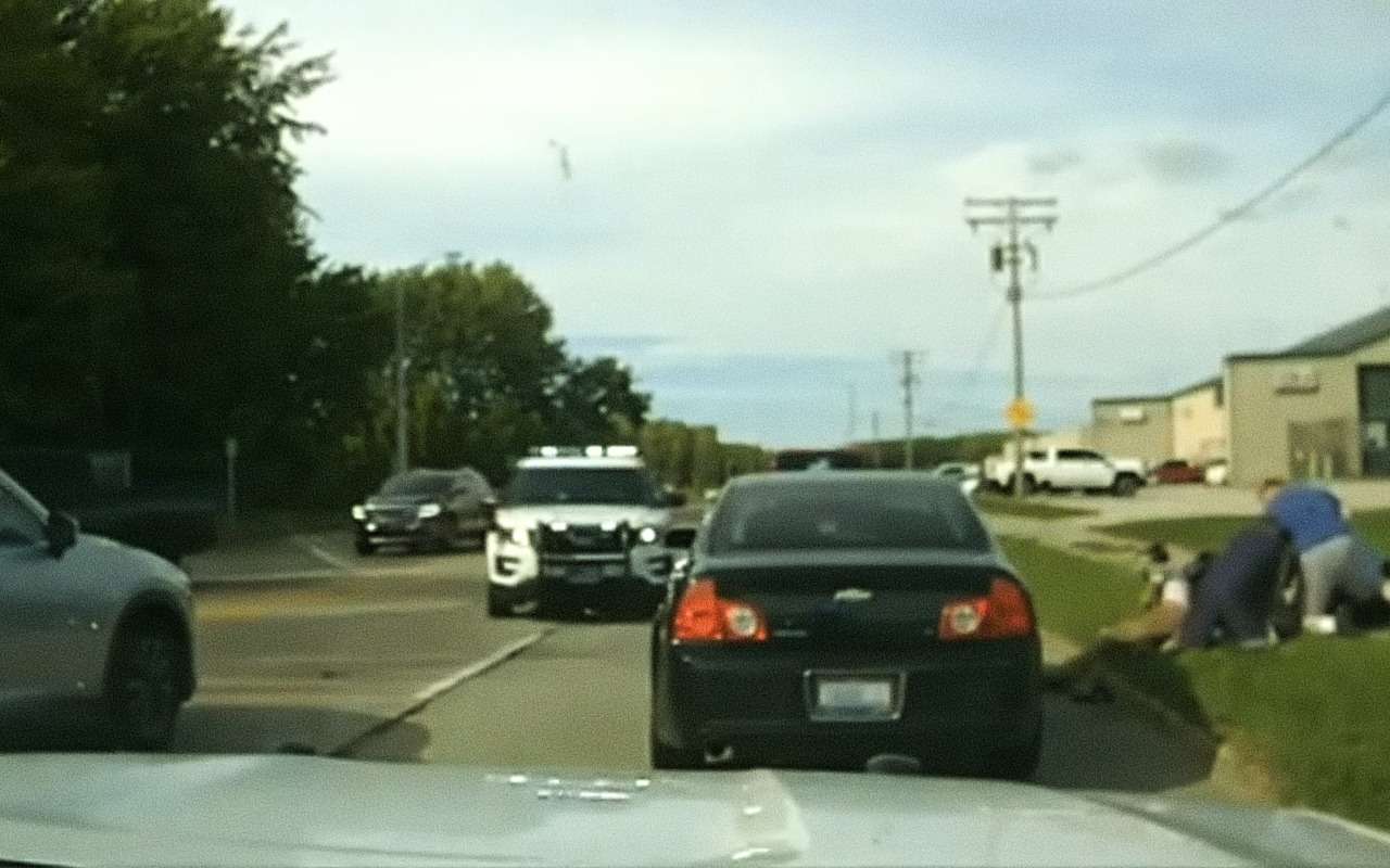 Водитель превысил скорость, а потом напал на полицейского (видео)