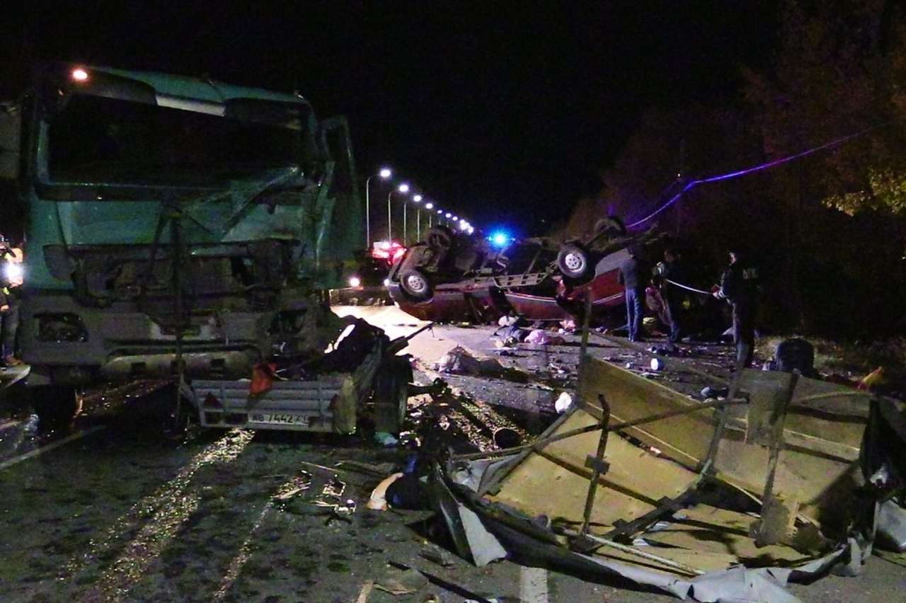 Самосвал столкнулся с микроавтобусом. Есть погибшие и раненые