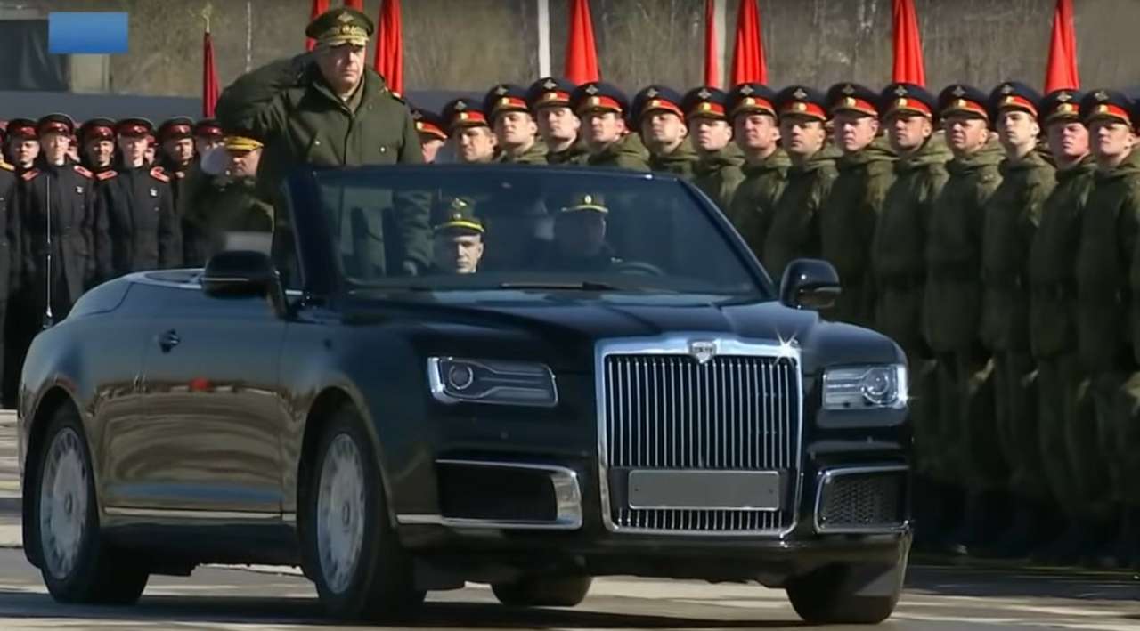 Главнокомандующий cухопутными войсками генерал-полковник Олег Салюков на кабриолете Aurus во время репетиции Парада Победы в Алабино