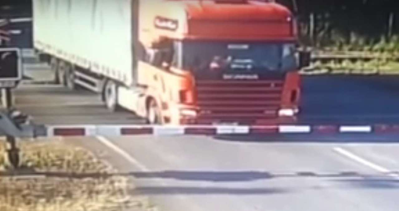 Поезд против грузовика: слабонервным не смотреть