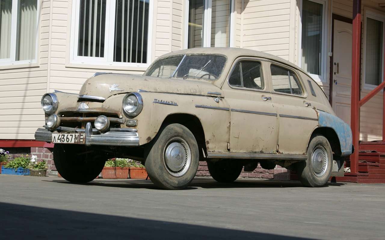 Замученная нелегкой жизнью Победы на подвесках и с колесами от Волги.