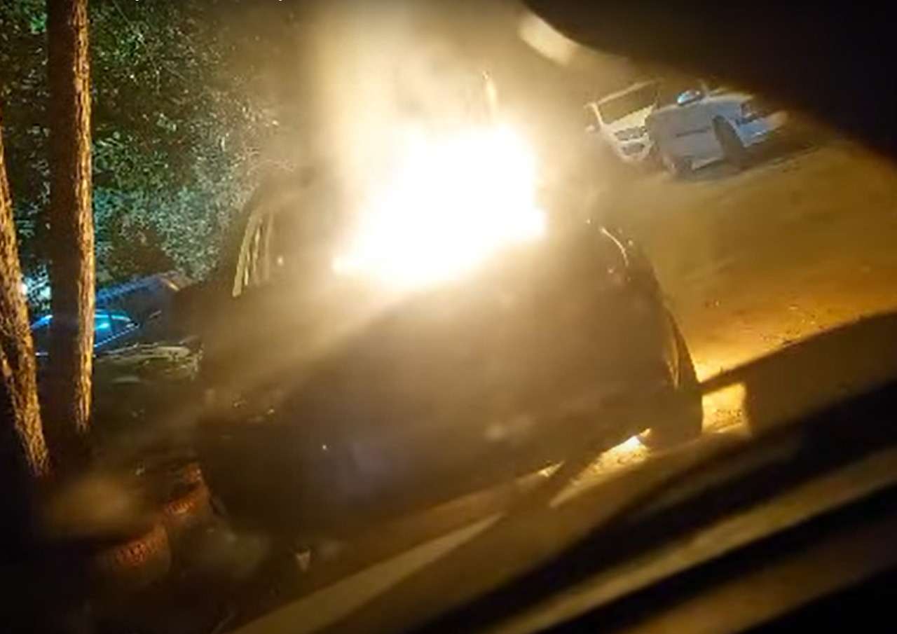 Неправильно припаркованный автомобиль стал жертвой поджигателя (видео)