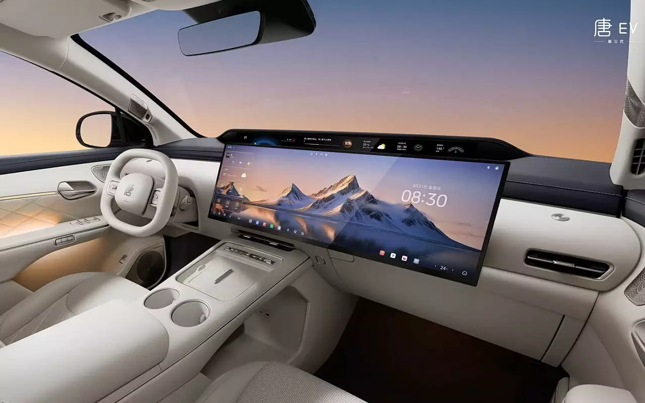 Интерьер BYD Tang