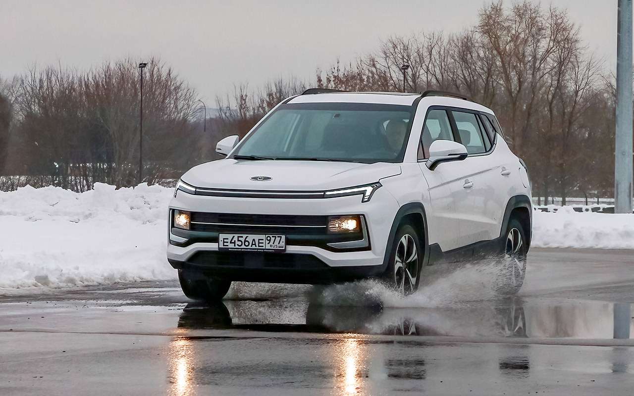 На быстрой скользкой трассе Москвич 3 показался мне гораздо живее, нежели одноклассники Haval Jolion и Chery Tiggo 4.