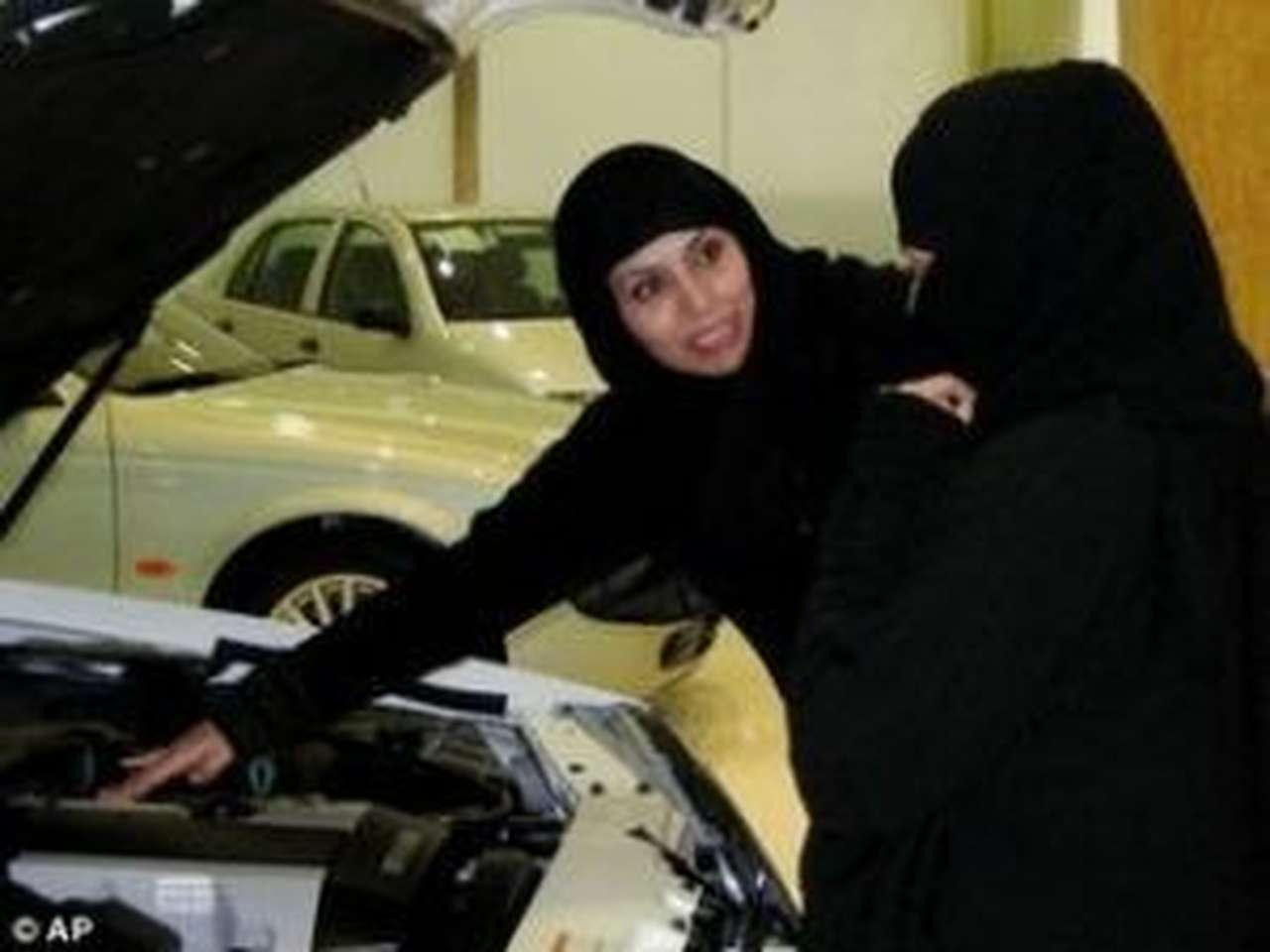 В Саудовской Аравии женщин начали сажать за вождение