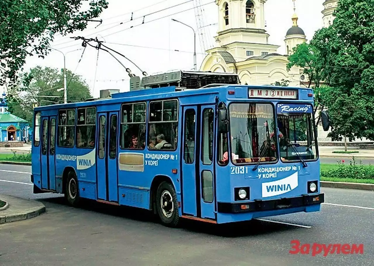 Еще до появления легковых гибридов рекуперативное торможение широко применяли в многотонной колесной и рельсовой технике, работающей на электрической тяге. Например, троллейбусы, трамваи, электропоезда передают вырабатываемое при торможении в контактную сеть электричество, которое потом можно повторно использовать.