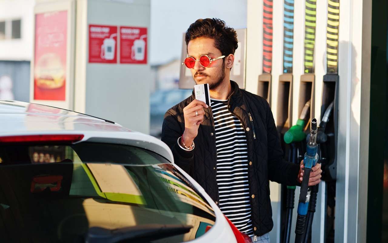 Стоит ли переплачивать за «улучшенный» бензин?