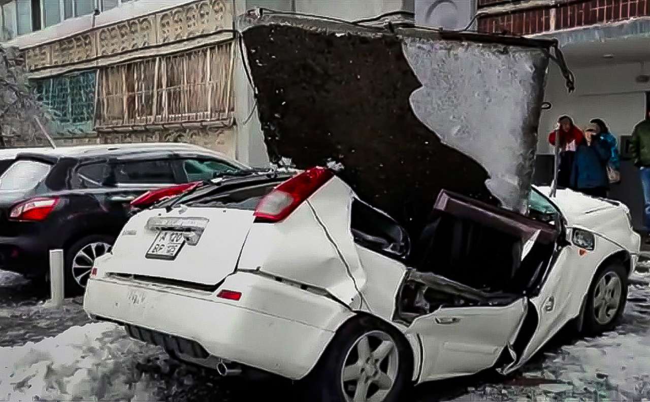 На авто упал снег или кирпич? Можно требовать еще и потребительский штраф