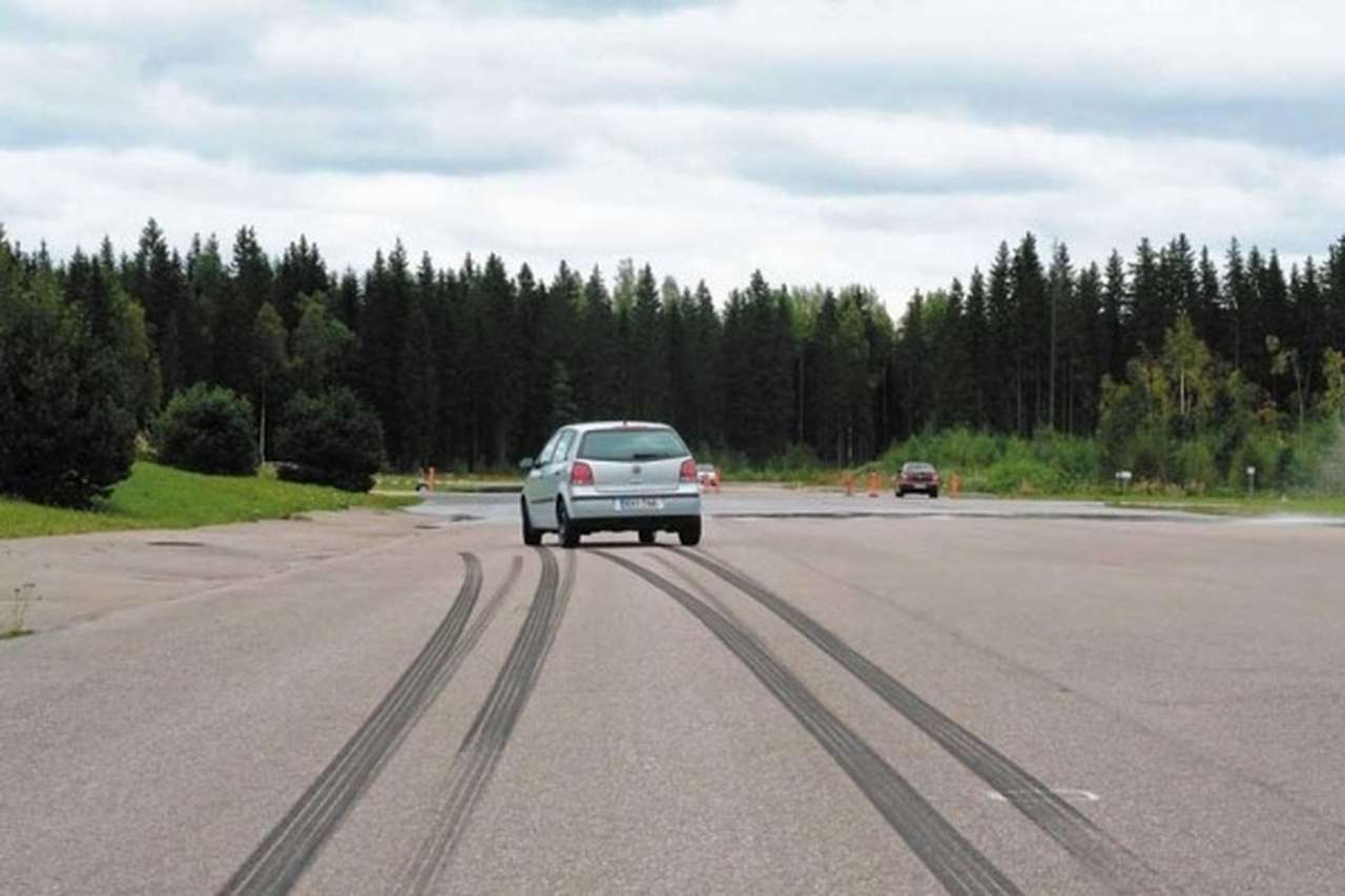 Водители признались в неумении оценивать длину остановочного пути