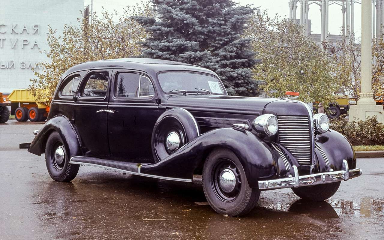 Модернизированный ЗИС‑101А отличала, в частности, решетка радиатора.