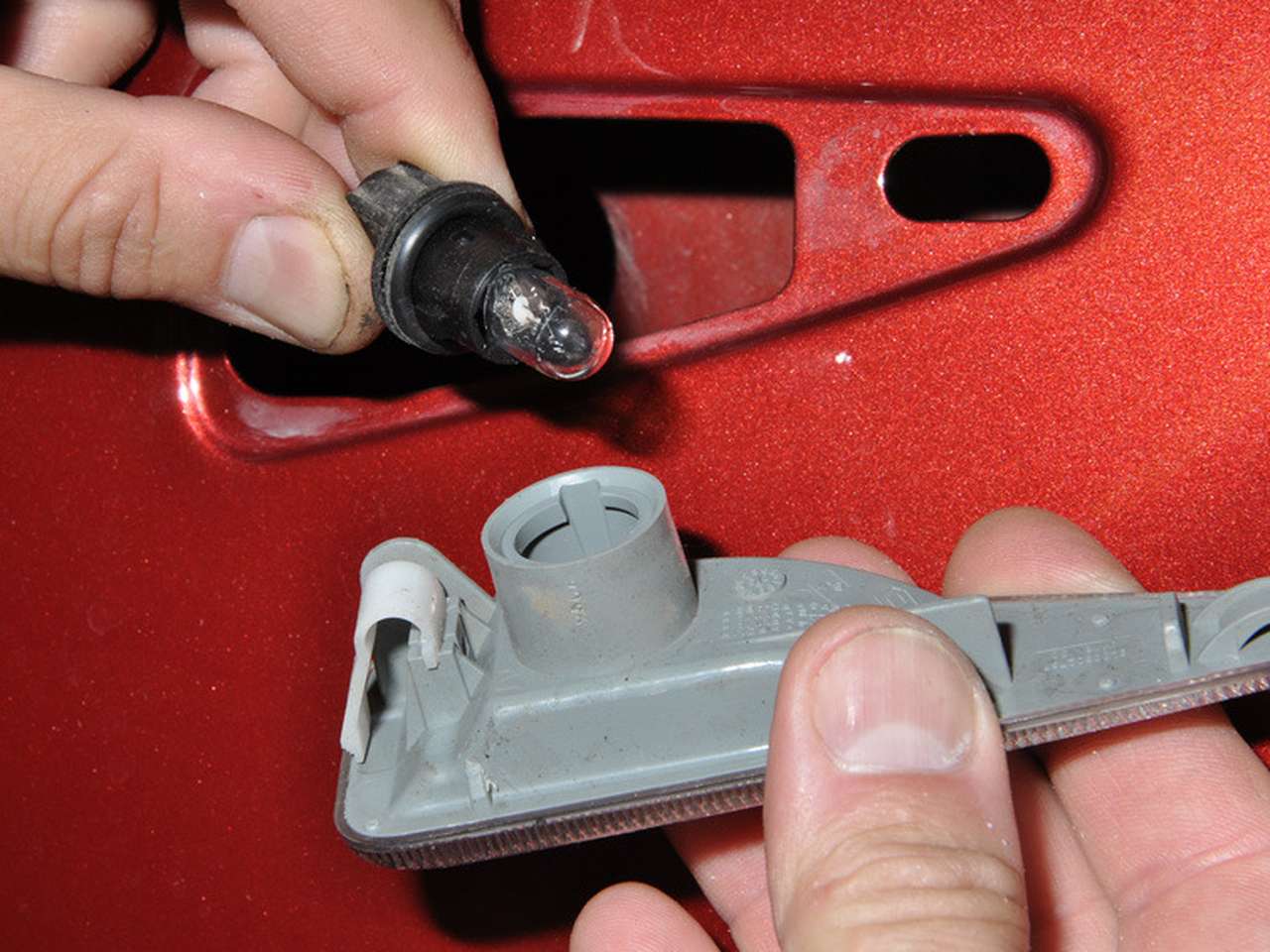 Замена лампы бокового указателя поворота Renault Sandero