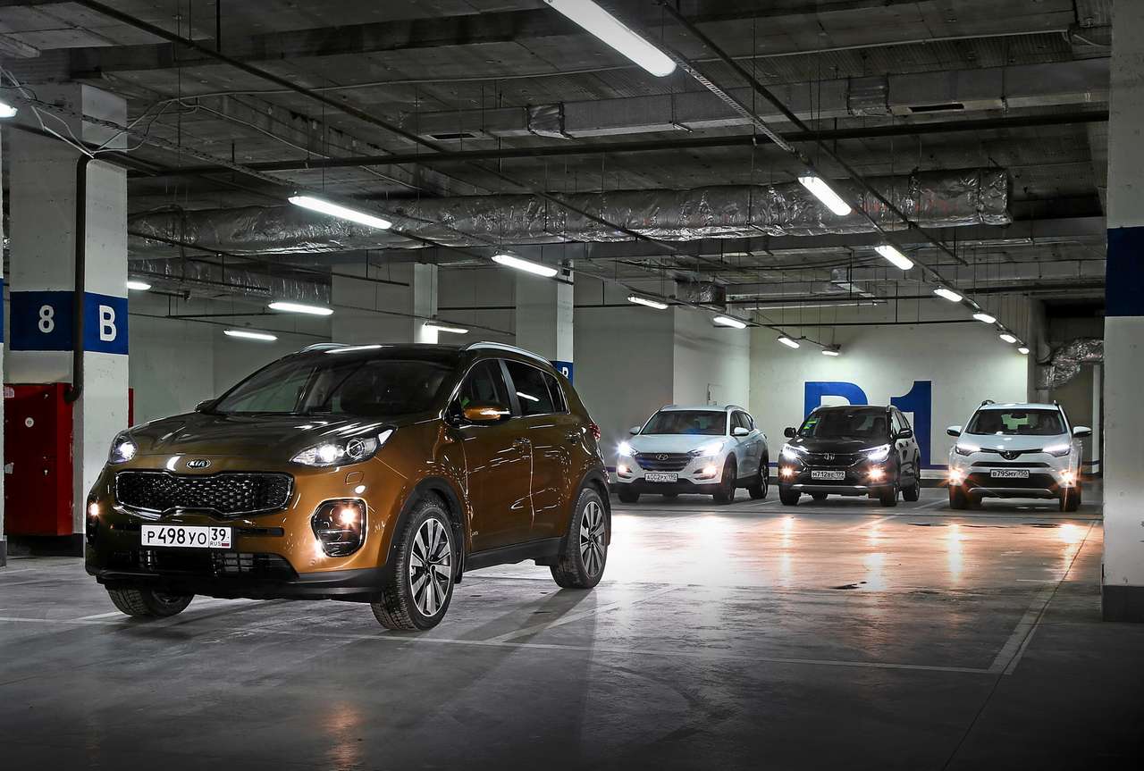 Кроссоверы-бестселлеры: новый Kia Sportage против Hyundai Tucson, Toyota RAV4 и Honda CR-V