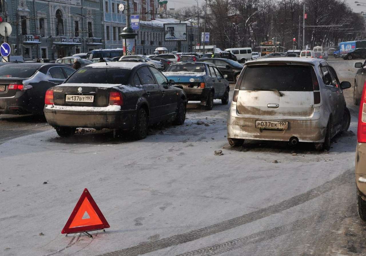 В центре Москвы из-за гололеда столкнулось 10 машин
