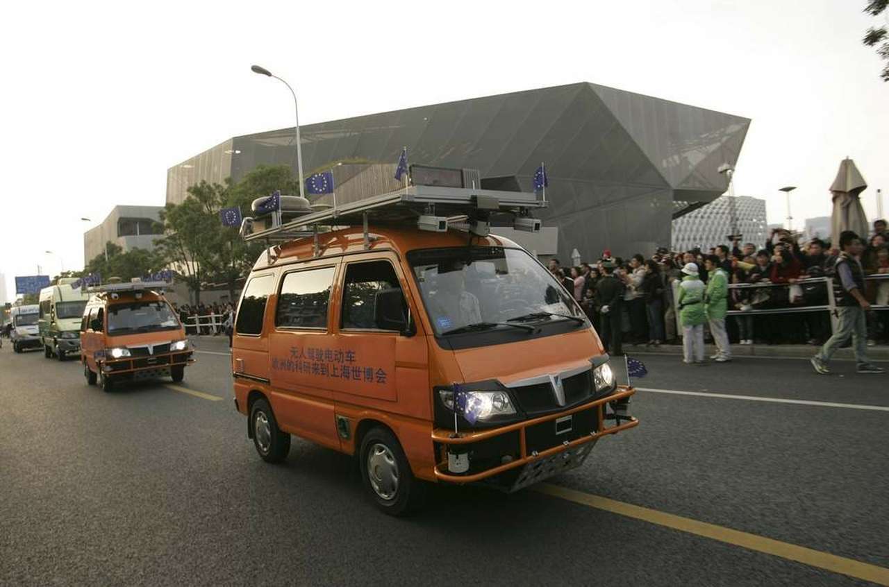 Автомобили-роботы добрались до Шанхая, едва не застряв в московской пробке