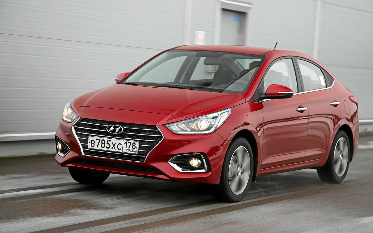 Шестиугольная решетка радиатора — как у других современных моделей Hyundai. Хромированная окантовка решетки — прерогатива топ-версии Elegance. Противотуманные фары доступны начиная со средней комплектации Comfort.