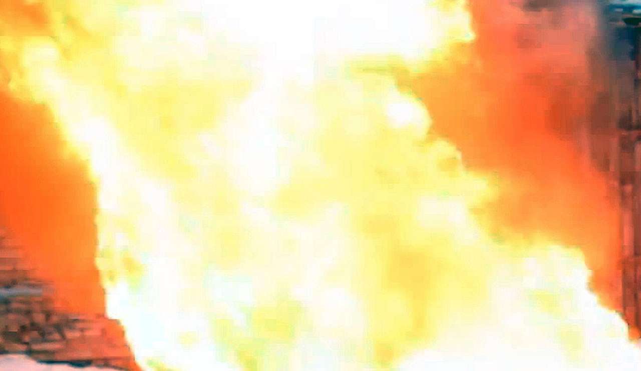 Неизвестные подожгли машину российского посольства в Греции