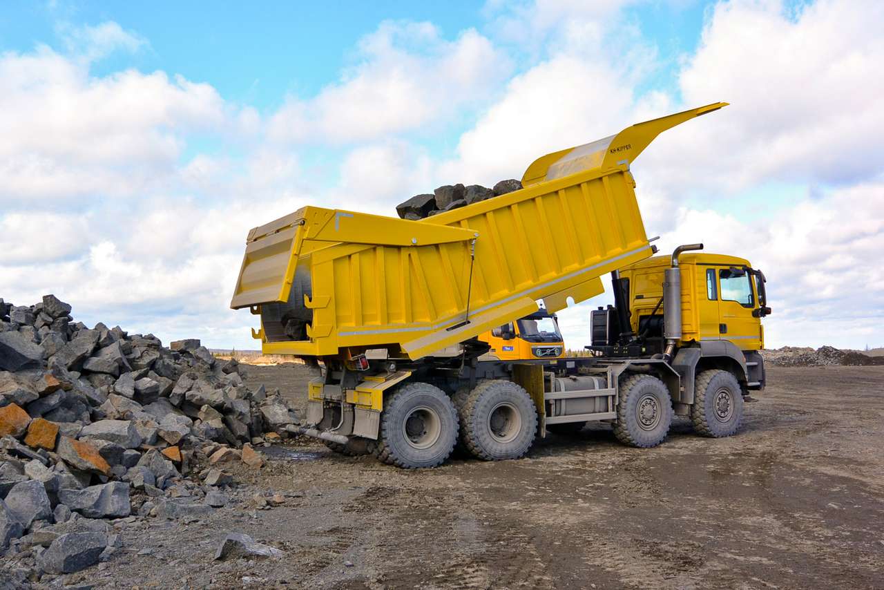 Майнинговые самосвалы отличаются большим «ростом» – из-за крупных колес и мощной подвески.
Выхлопная труба смонтирована справа и выведена вверх.
