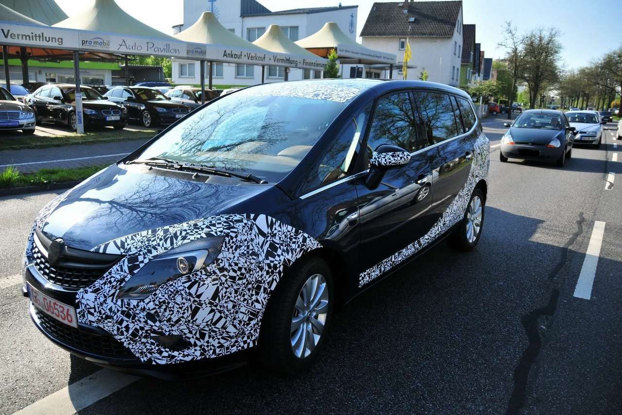 Предсерийный Opel Zafira проходит дорожные испытания