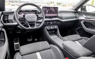 Передняя панель частично отделана алькантарой. Соотношение физических кнопок и управления через логичное меню сенсорного экрана – оптимальное. Спасибо за то, что управление климатической системой осталось физическим. Есть обогрев всех сидений и руля.