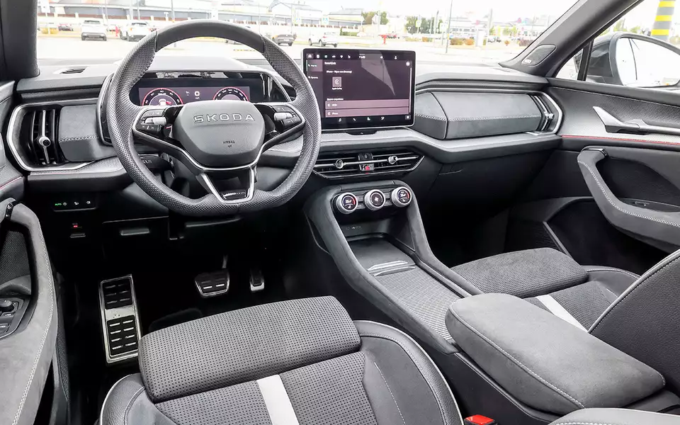 Передняя панель частично отделана алькантарой. Соотношение физических кнопок и управления через логичное меню сенсорного экрана – оптимальное. Спасибо за то, что управление климатической системой осталось физическим. Есть обогрев всех сидений и руля.