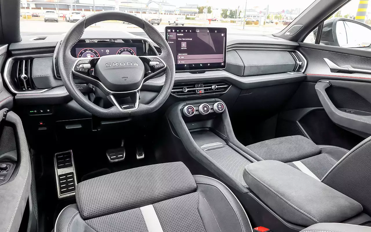 Передняя панель частично отделана алькантарой. Соотношение физических кнопок и управления через логичное меню сенсорного экрана – оптимальное. Спасибо за то, что управление климатической системой осталось физическим. Есть обогрев всех сидений и руля.